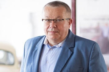 Hodiny e-mailů a meetingů? Porodnost klesá, mateřství ztrácí váhu