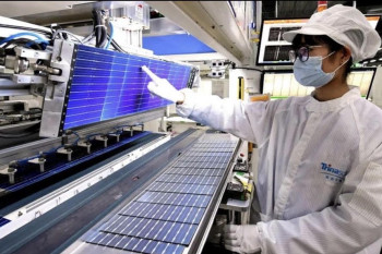 Čína chce omezit solární technologie. Evropa zůstává závislá