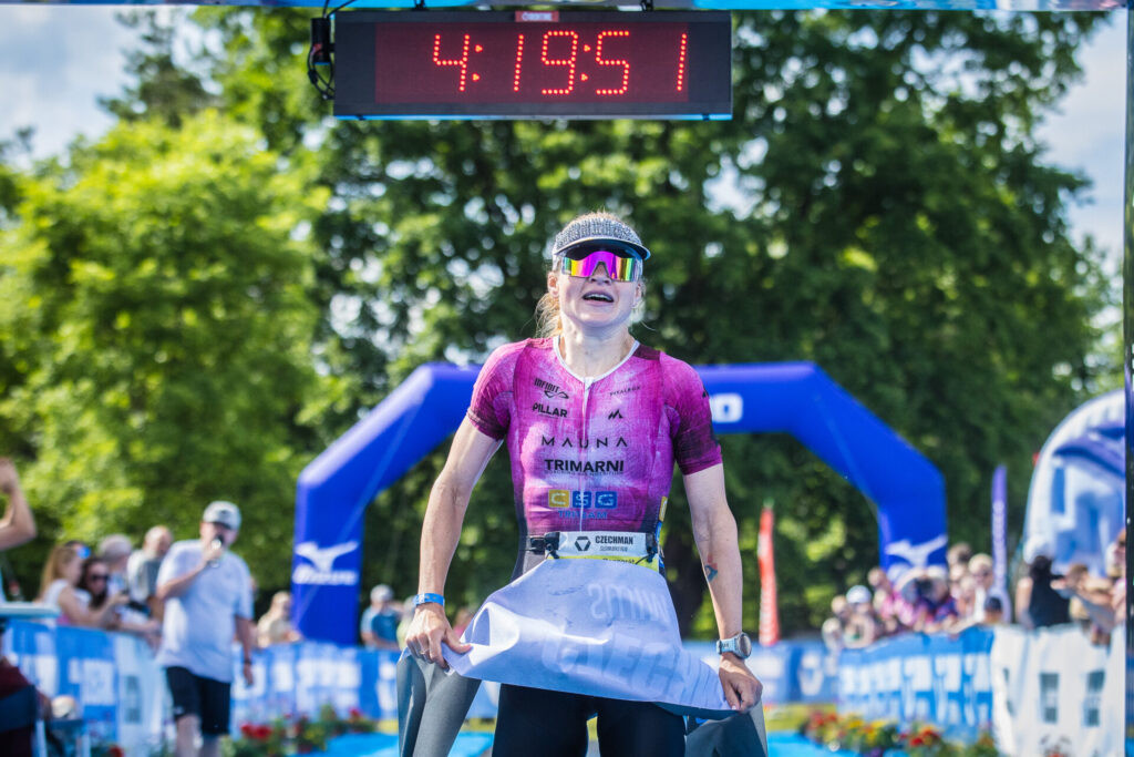 Besperát slaví čtvrtý triumf na CZECHMANOVI, Kočař doběhl druhý za Janikem Stollem
