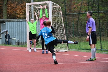 Třináct branek v Modřanské rokli, není to málo národní házenkářky?  Modřany - Studénka 4:9