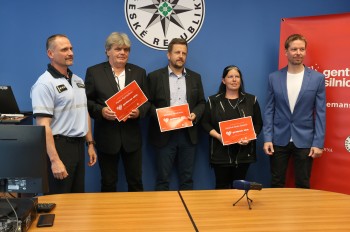 Tři lidé se vrátili k hořícímu autu: Z trosek zachránili tři cestující