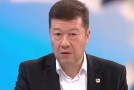 Milion z dávek a mercedes. Okamura žádá konec dávek pro Ukrajince
